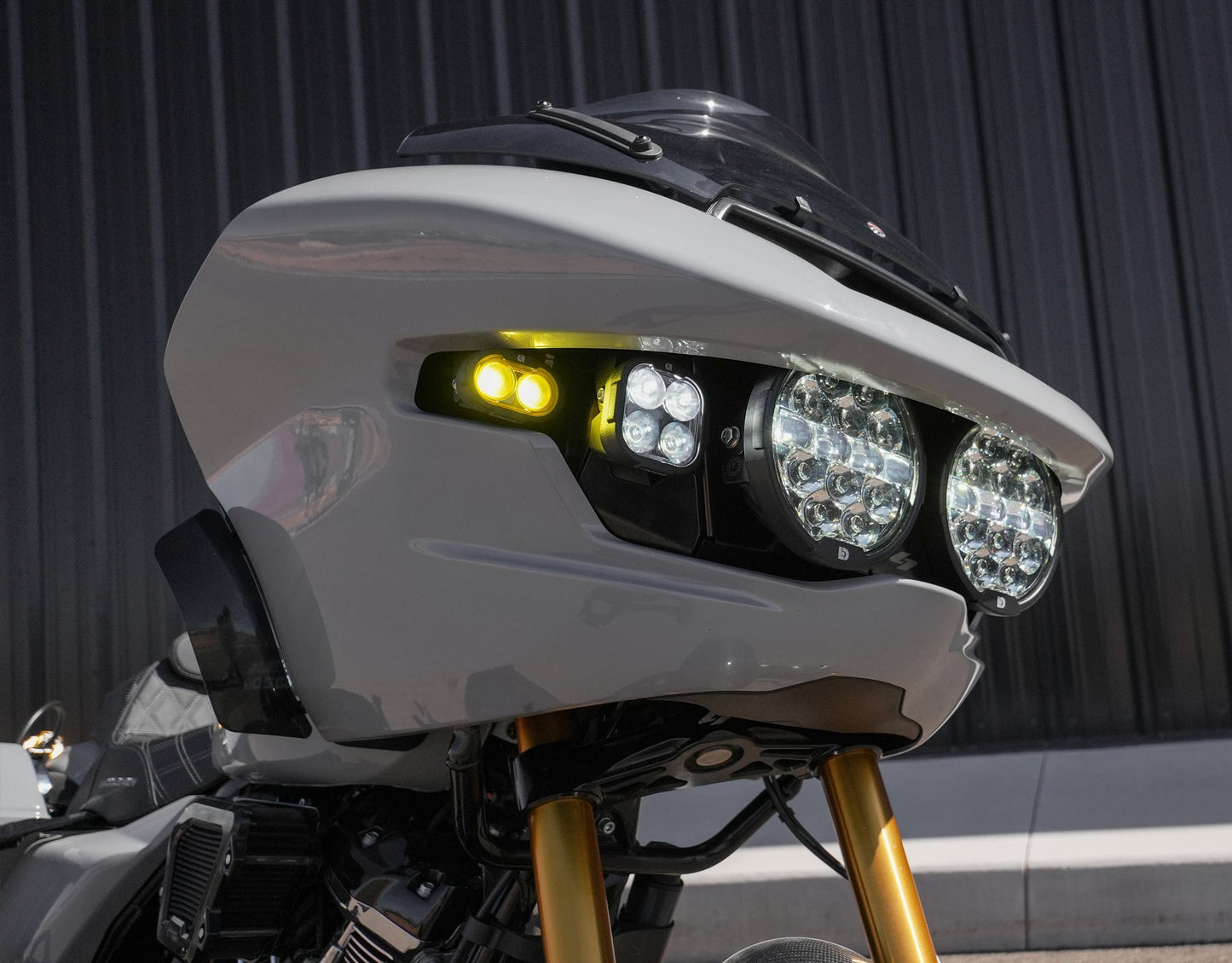 Vollständiges Deck-Scheinwerfer-Kit mit Denali-Beleuchtung für '24+ Harley-Davidson Road Glide von Kraus Motor Co