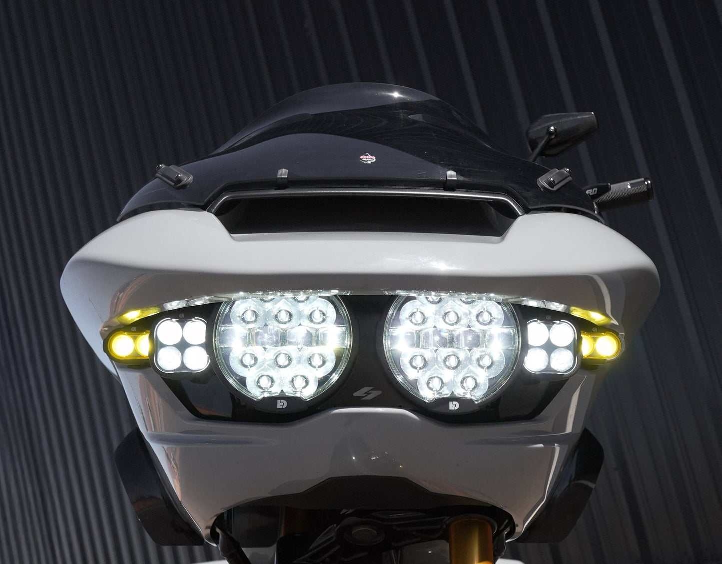Vollständiges Deck-Scheinwerfer-Kit mit Denali-Beleuchtung für '24+ Harley-Davidson Road Glide von Kraus Motor Co